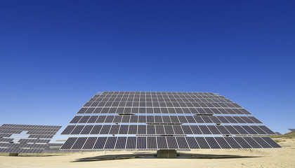 光伏玻璃价格骤降，是短期波动还是长期趋势？未来走势深度解析